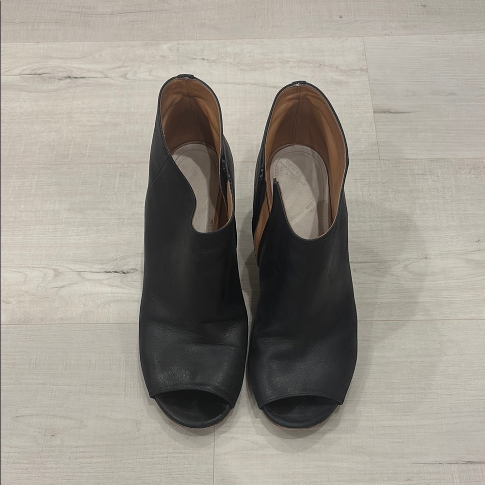 Chic Black Heeled Boots with Peep-Toe Design